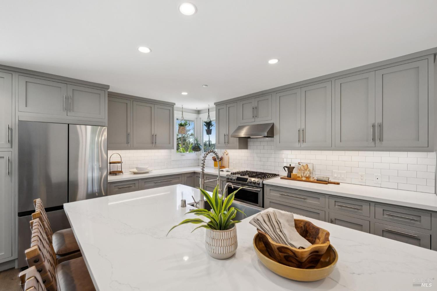 Detail Gallery Image 11 of 91 For 34 Broadview Dr, San Rafael,  CA 94901 - 4 Beds | 4 Baths