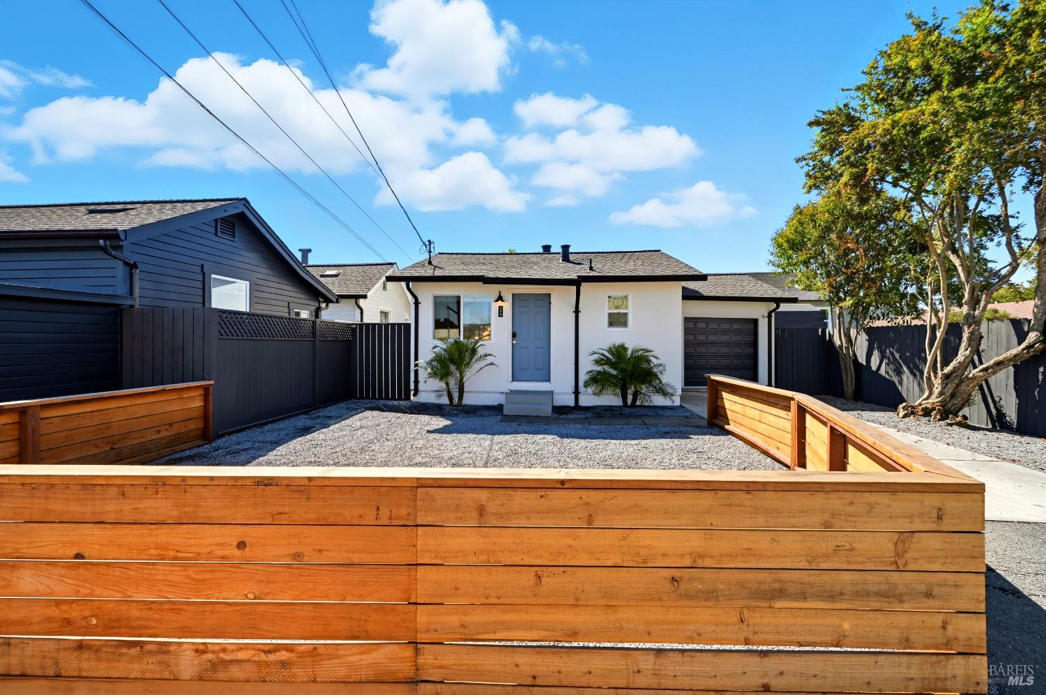 Detail Gallery Image 4 of 25 For 223 Decker St, Santa Rosa,  CA 95401 - 2 Beds | 2 Baths