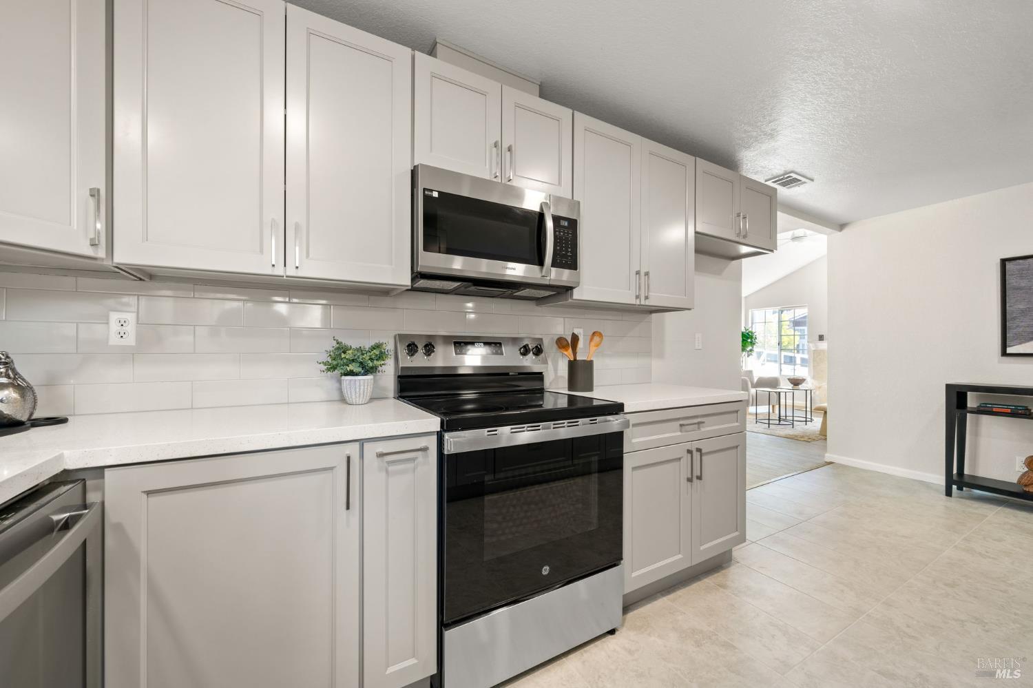 Detail Gallery Image 12 of 41 For 2921 Willow Ct, Fairfield,  CA 94533 - 3 Beds | 3 Baths