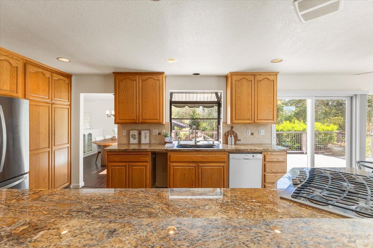 Detail Gallery Image 14 of 60 For 607 Scotland Dr, Santa Rosa,  CA 95409 - 3 Beds | 2/1 Baths
