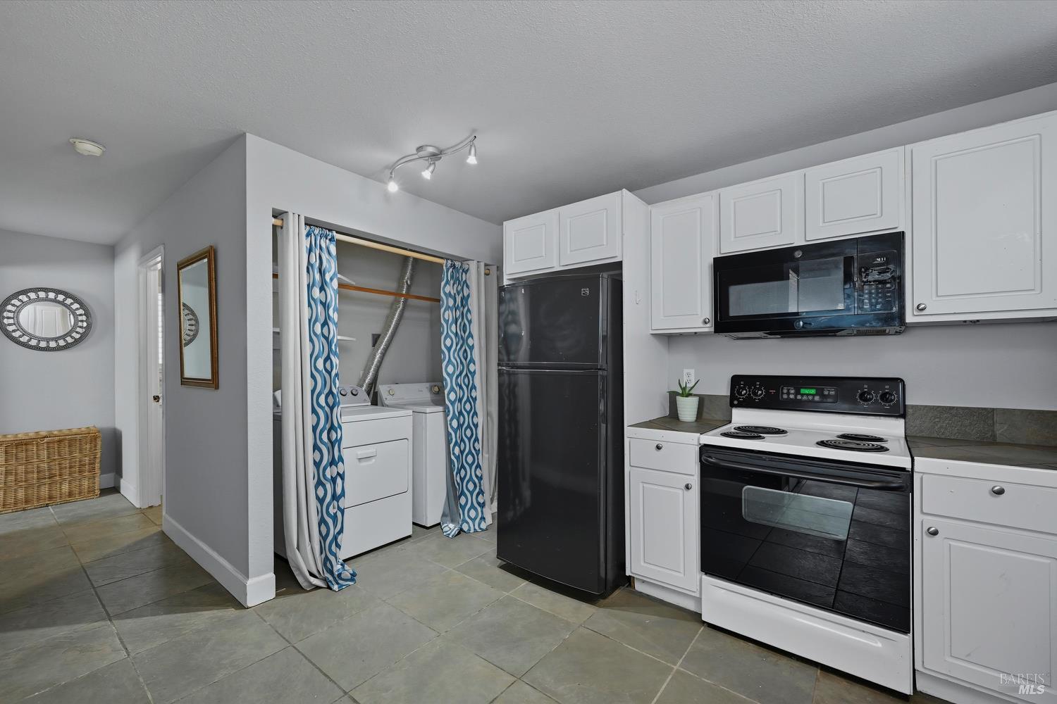 Detail Gallery Image 7 of 26 For 19300 Mountain Mdws, Hidden Valley Lake,  CA 95467 - 4 Beds | 2 Baths