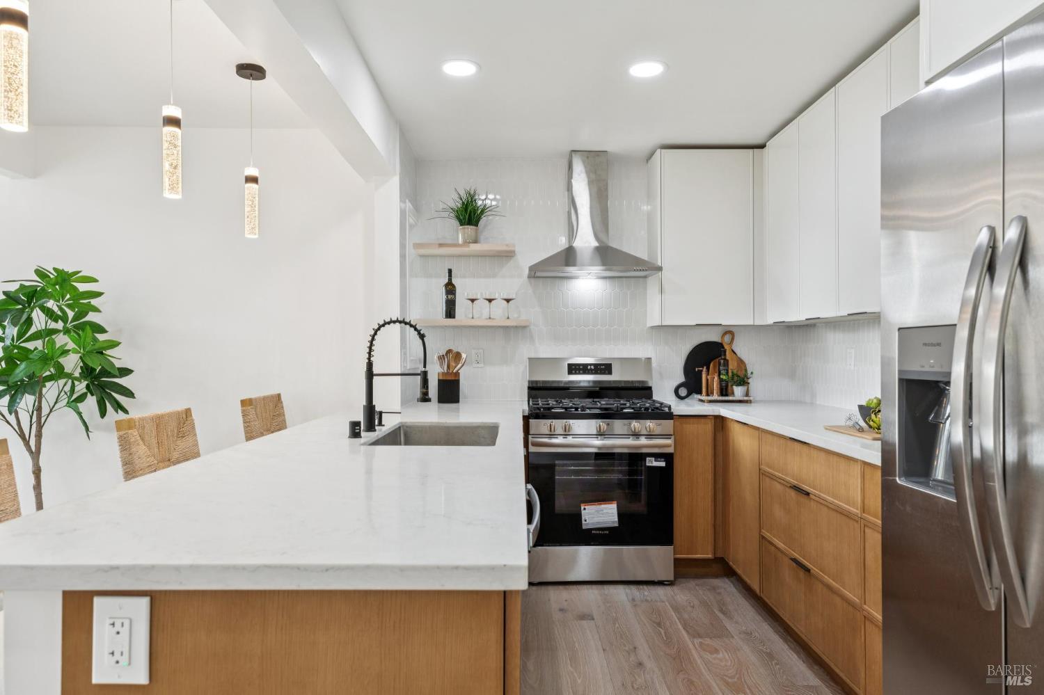 Detail Gallery Image 10 of 32 For 29 Alta Dr, Petaluma,  CA 94954 - 4 Beds | 2/1 Baths