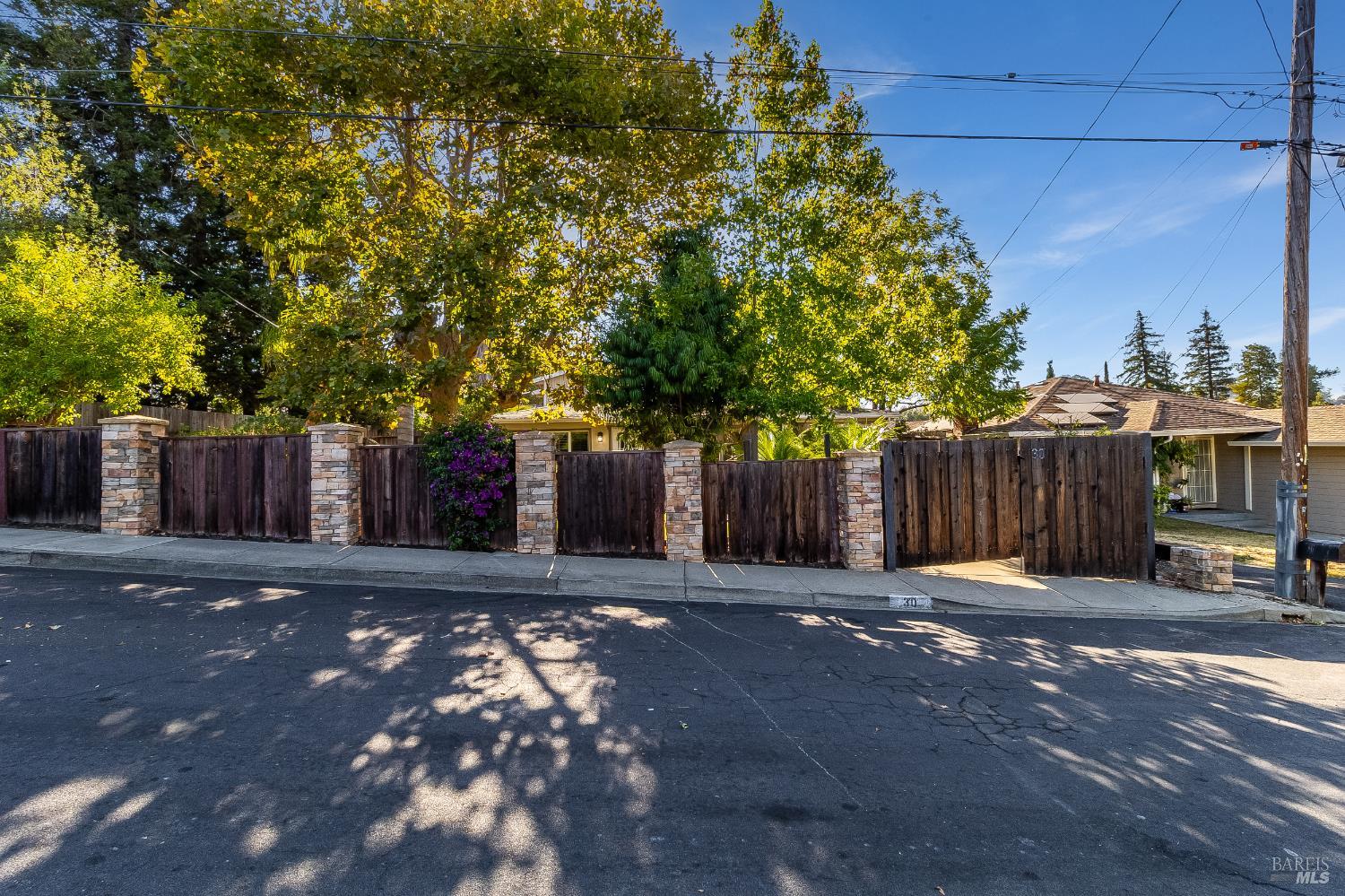 Detail Gallery Image 3 of 63 For 30 Goree Ct, Martinez,  CA 94553 - 3 Beds | 2 Baths