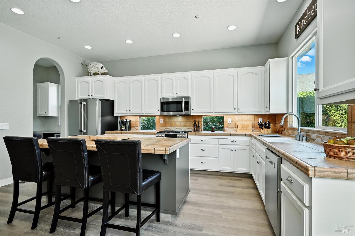 Detail Gallery Image 9 of 32 For 462 Riesling St, Cloverdale,  CA 95425 - 3 Beds | 2 Baths