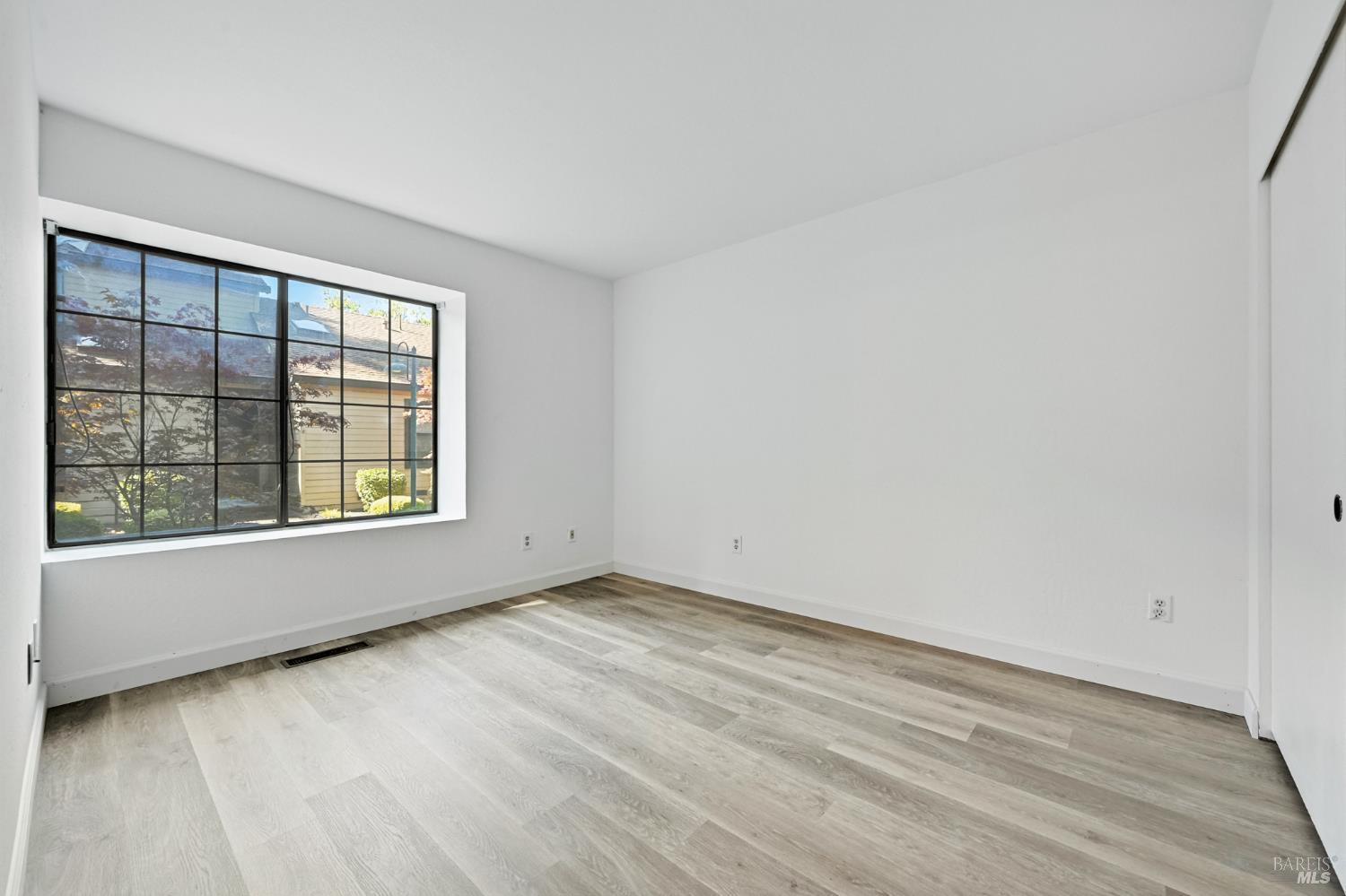 Detail Gallery Image 8 of 35 For 1240 North St, Santa Rosa,  CA 95404 - 2 Beds | 2 Baths