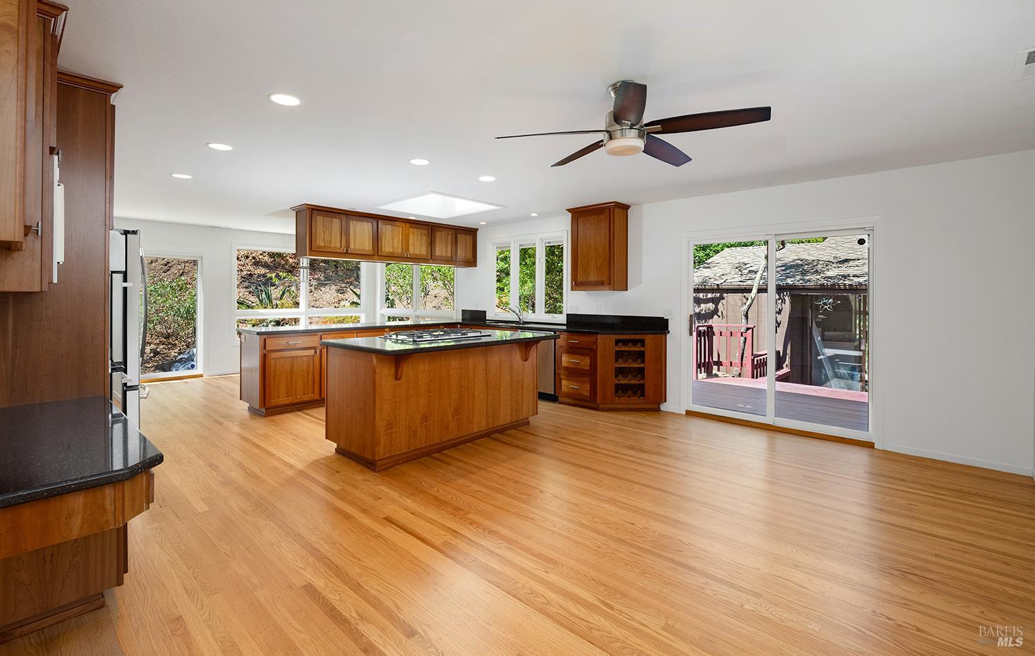 Detail Gallery Image 18 of 40 For 35 Salvador Way, San Rafael,  CA 94903 - 3 Beds | 3 Baths