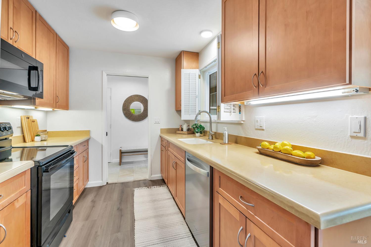 Detail Gallery Image 6 of 41 For 8 Riviera Pl, San Rafael,  CA 94901 - 3 Beds | 2 Baths