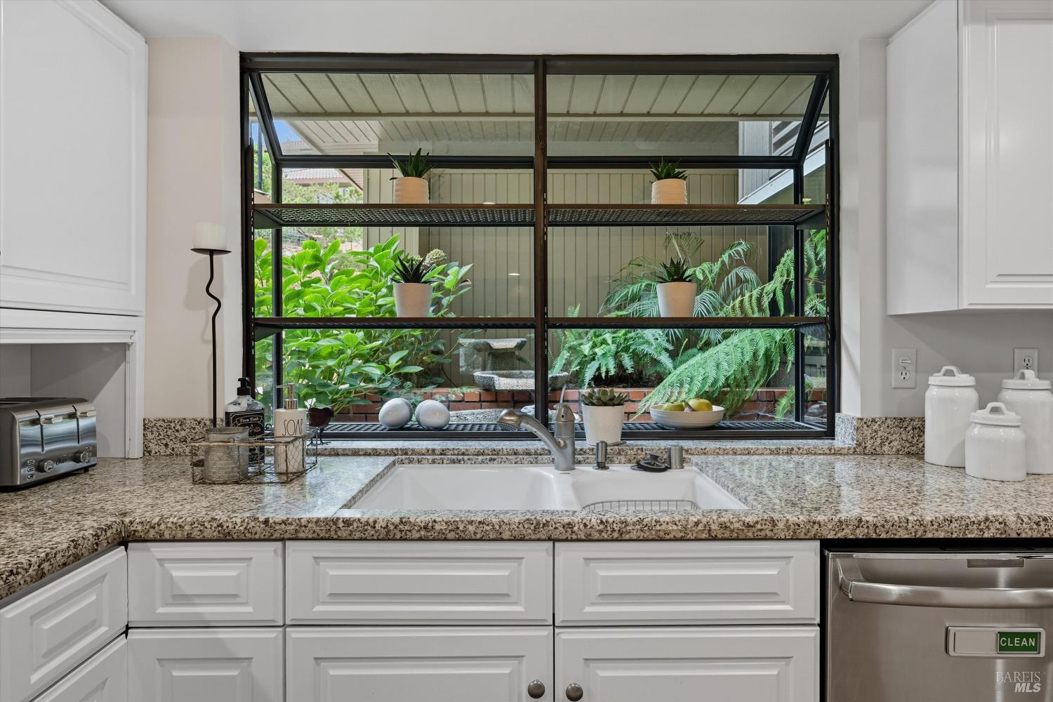 Detail Gallery Image 20 of 54 For 523 Westgate Dr, Napa,  CA 94558 - 3 Beds | 2/1 Baths