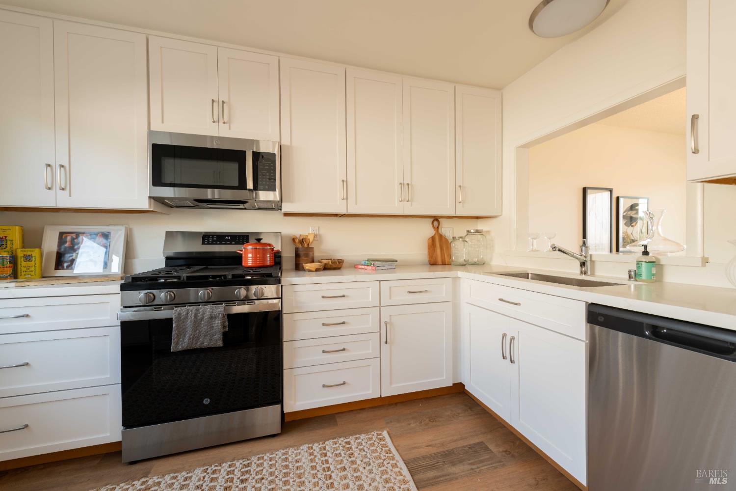 Detail Gallery Image 16 of 34 For 125 Sylvia Way, San Rafael,  CA 94903 - 3 Beds | 2/1 Baths