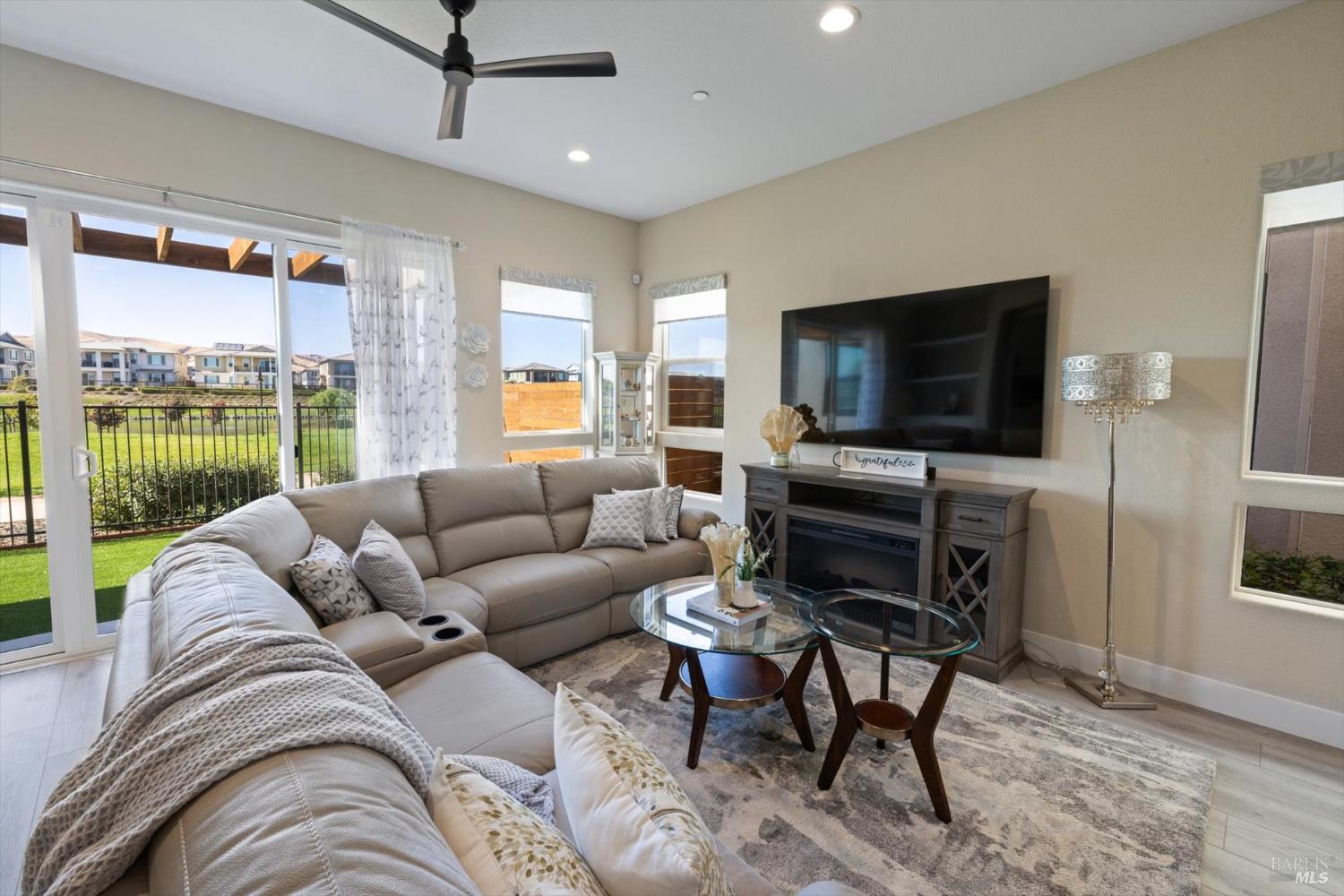 Detail Gallery Image 5 of 33 For 2371 Waterside Dr, Fairfield,  CA 94533 - 4 Beds | 3/1 Baths
