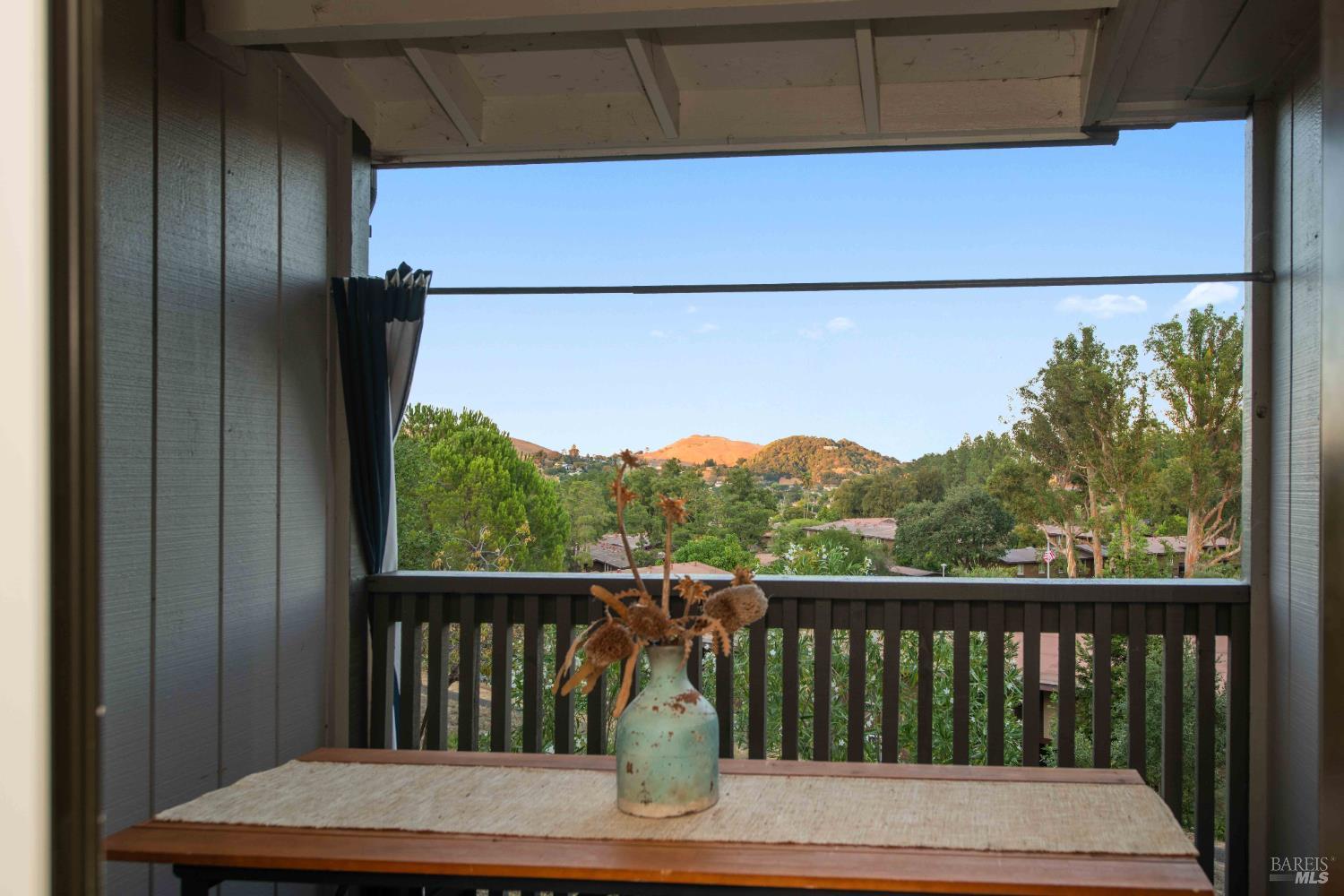 Detail Gallery Image 9 of 34 For 125 Sylvia Way, San Rafael,  CA 94903 - 3 Beds | 2/1 Baths