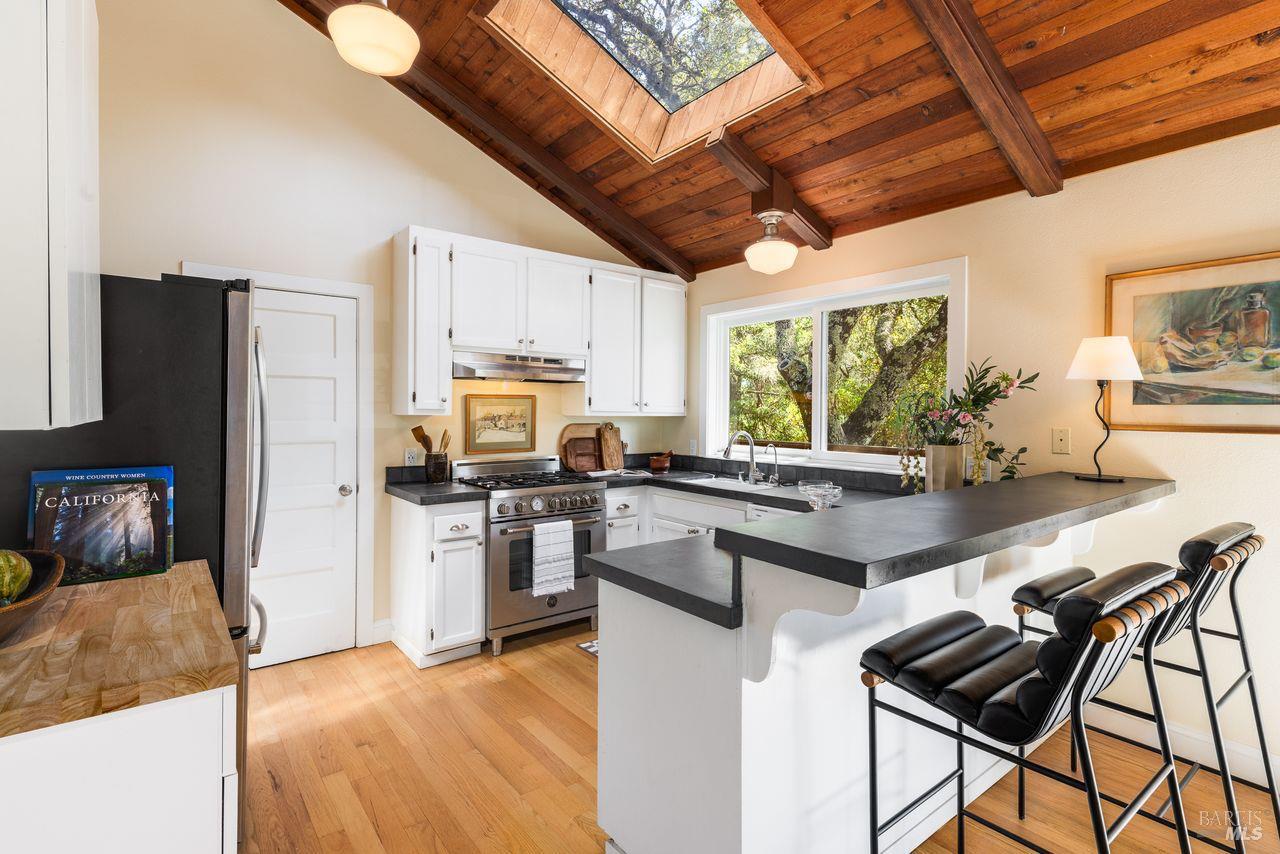 Detail Gallery Image 8 of 33 For 1988 Jameson Rd, Healdsburg,  CA 95448 - 3 Beds | 2 Baths