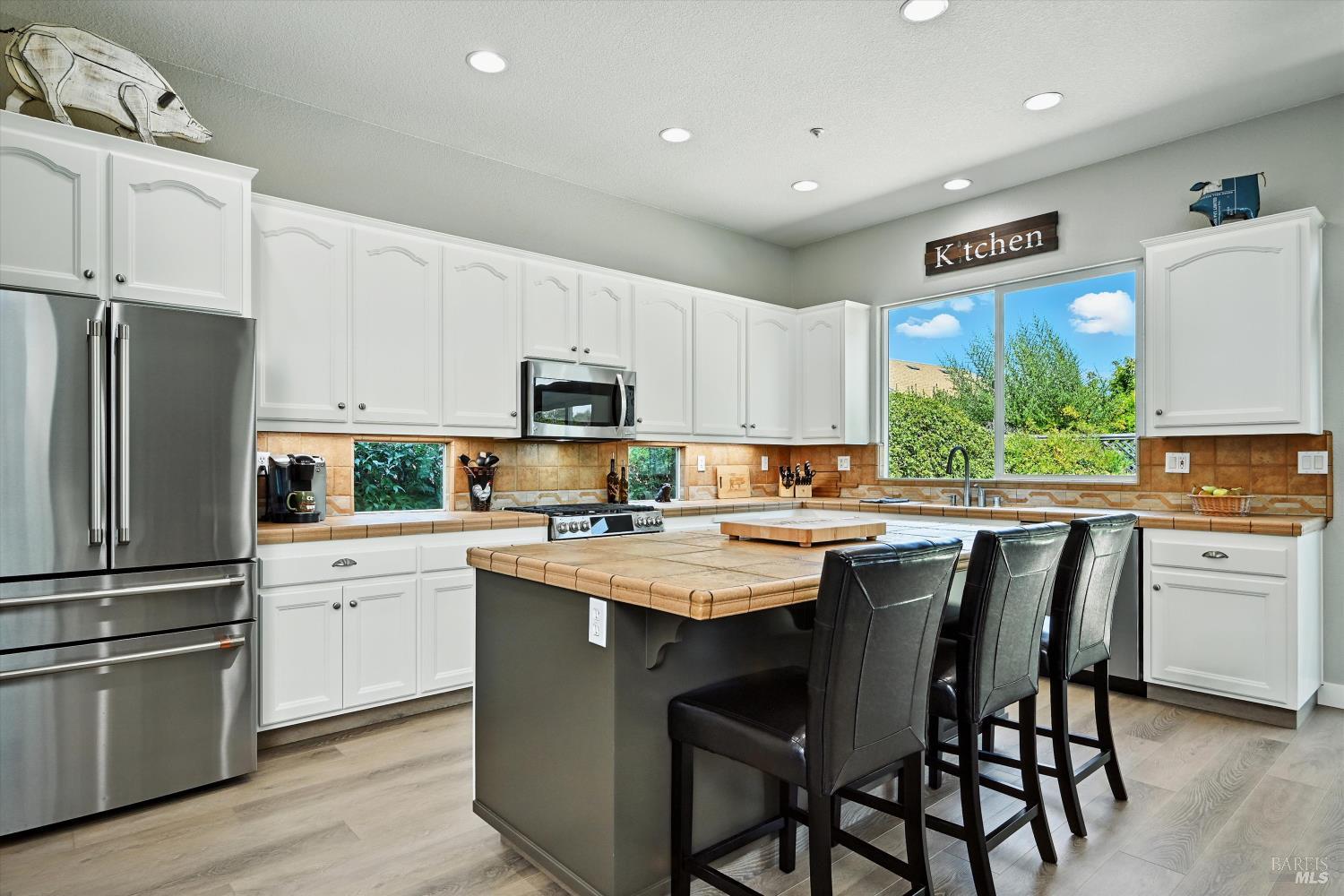 Detail Gallery Image 8 of 32 For 462 Riesling St, Cloverdale,  CA 95425 - 3 Beds | 2 Baths