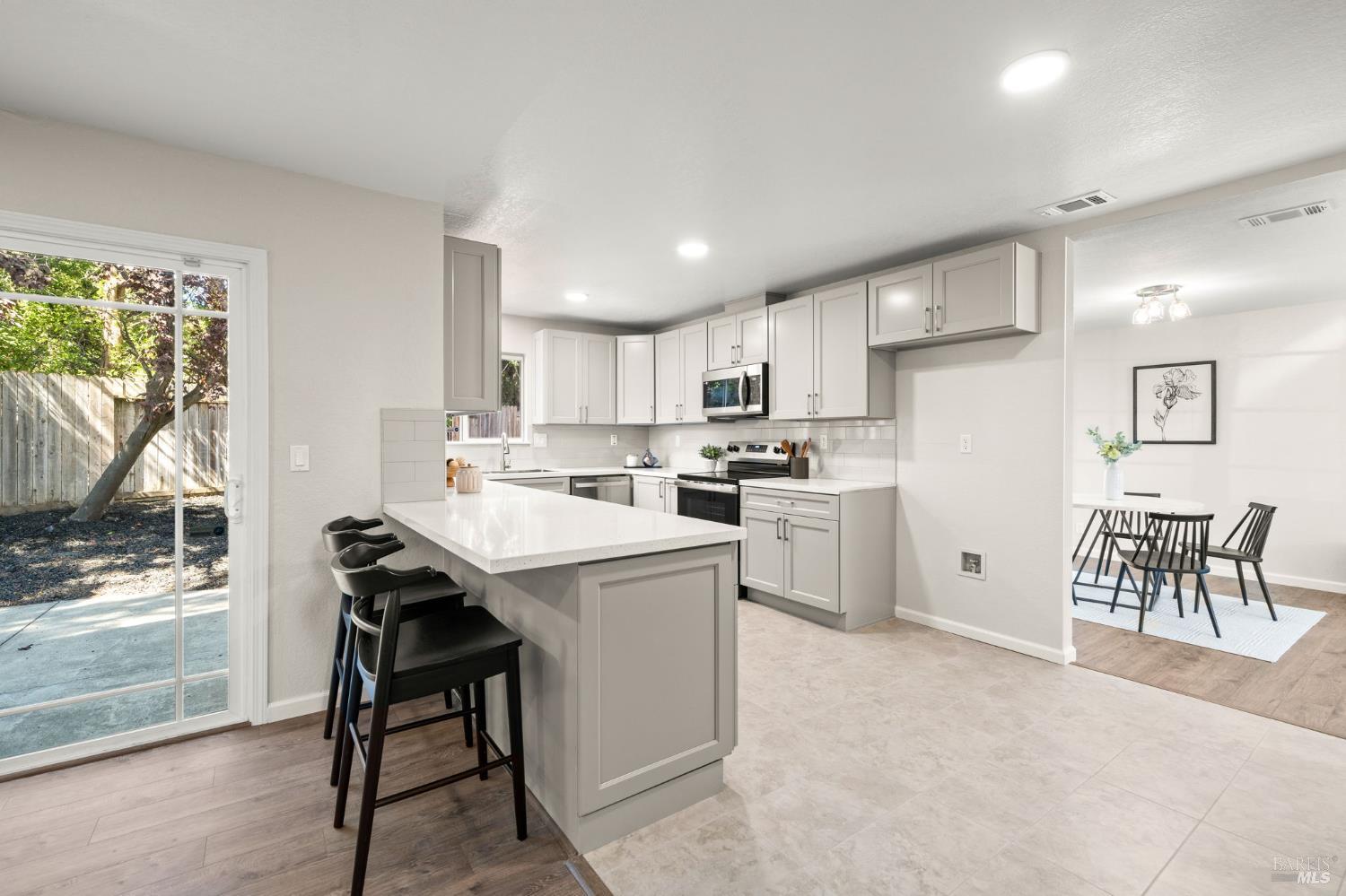 Detail Gallery Image 14 of 41 For 2921 Willow Ct, Fairfield,  CA 94533 - 3 Beds | 3 Baths