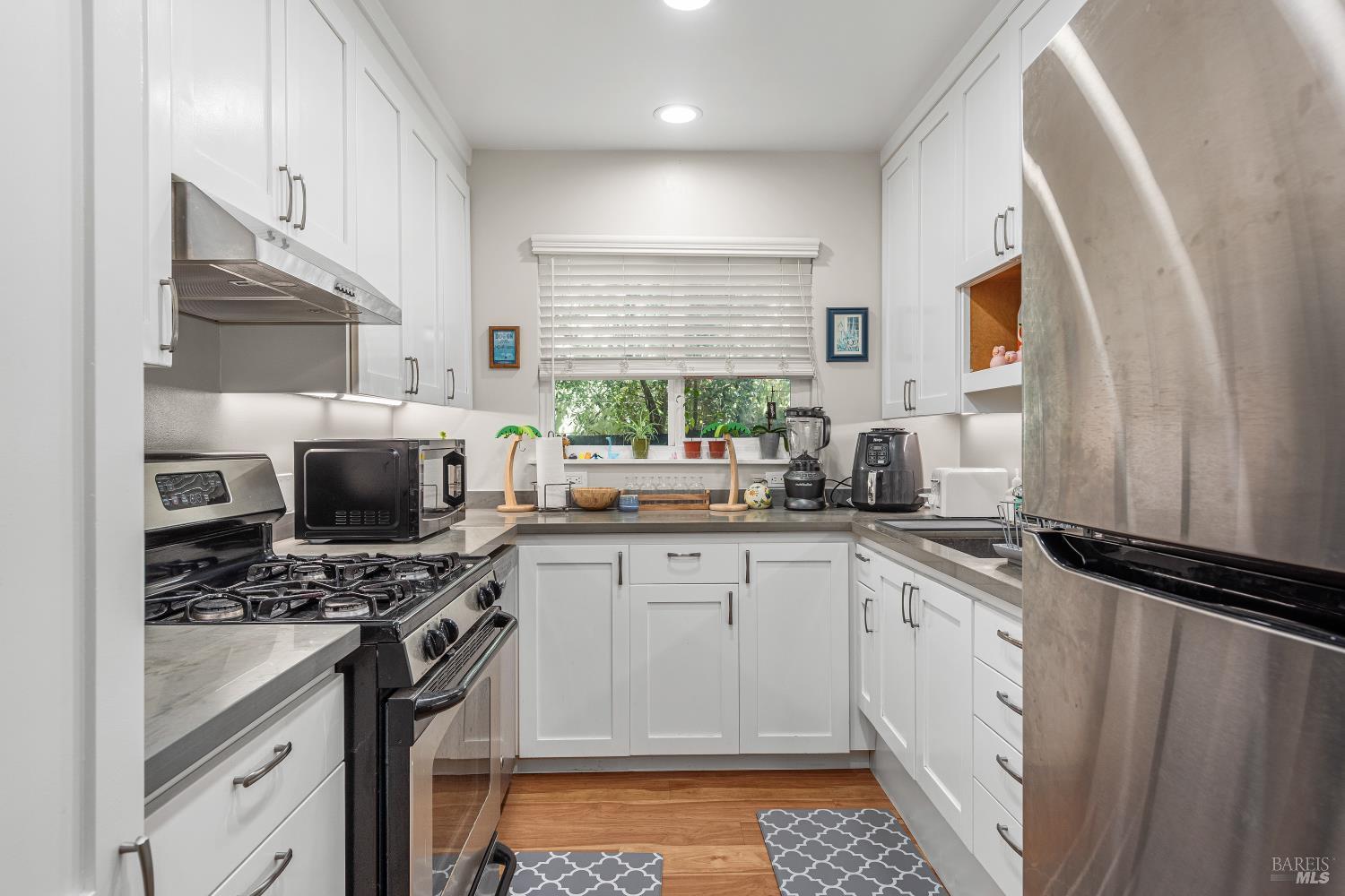Detail Gallery Image 17 of 27 For 19 Belle Ave, San Anselmo,  CA 94960 - – Beds | – Baths