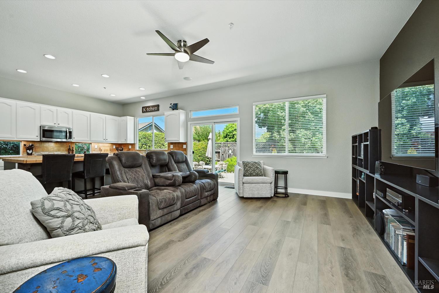 Detail Gallery Image 6 of 32 For 462 Riesling St, Cloverdale,  CA 95425 - 3 Beds | 2 Baths
