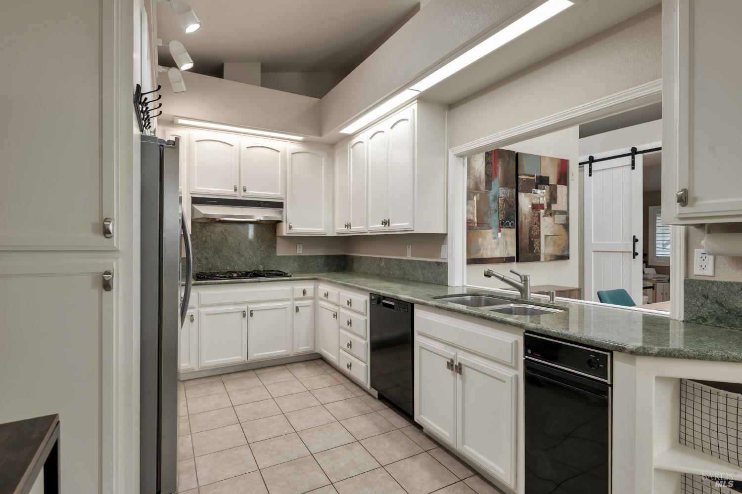 Detail Gallery Image 7 of 40 For 2003 Stonefield Ln, Santa Rosa,  CA 95403 - 2 Beds | 2/1 Baths