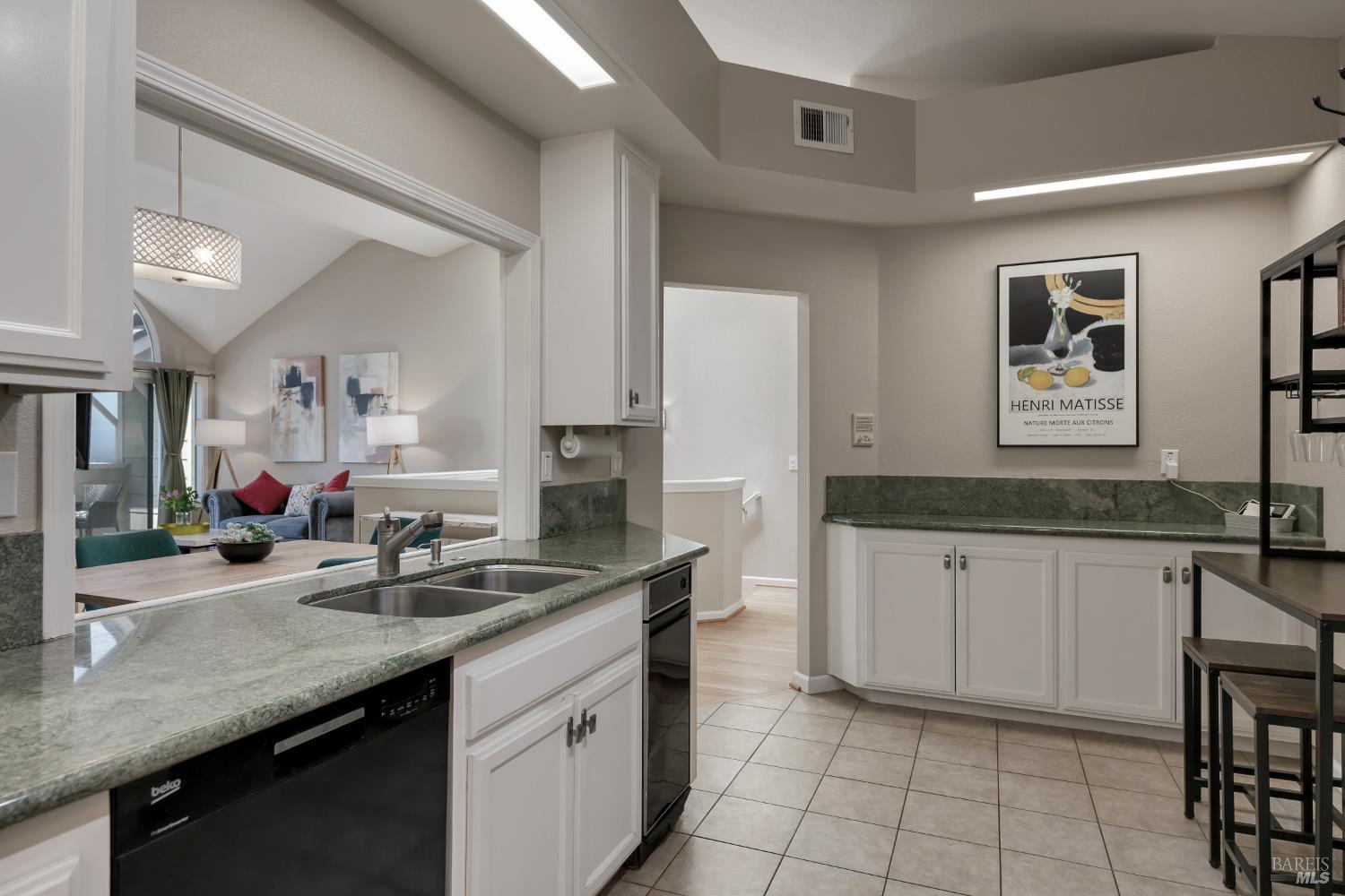 Detail Gallery Image 9 of 40 For 2003 Stonefield Ln, Santa Rosa,  CA 95403 - 2 Beds | 2/1 Baths