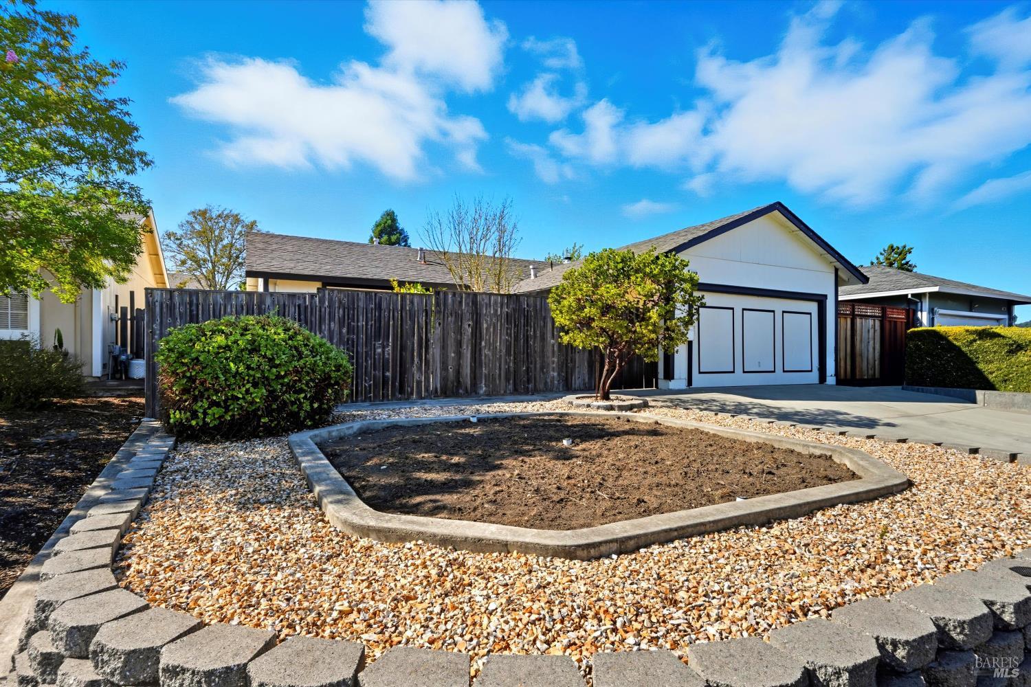 Detail Gallery Image 5 of 32 For 1140 Emily Ave, Rohnert Park,  CA 94928 - 3 Beds | 2 Baths