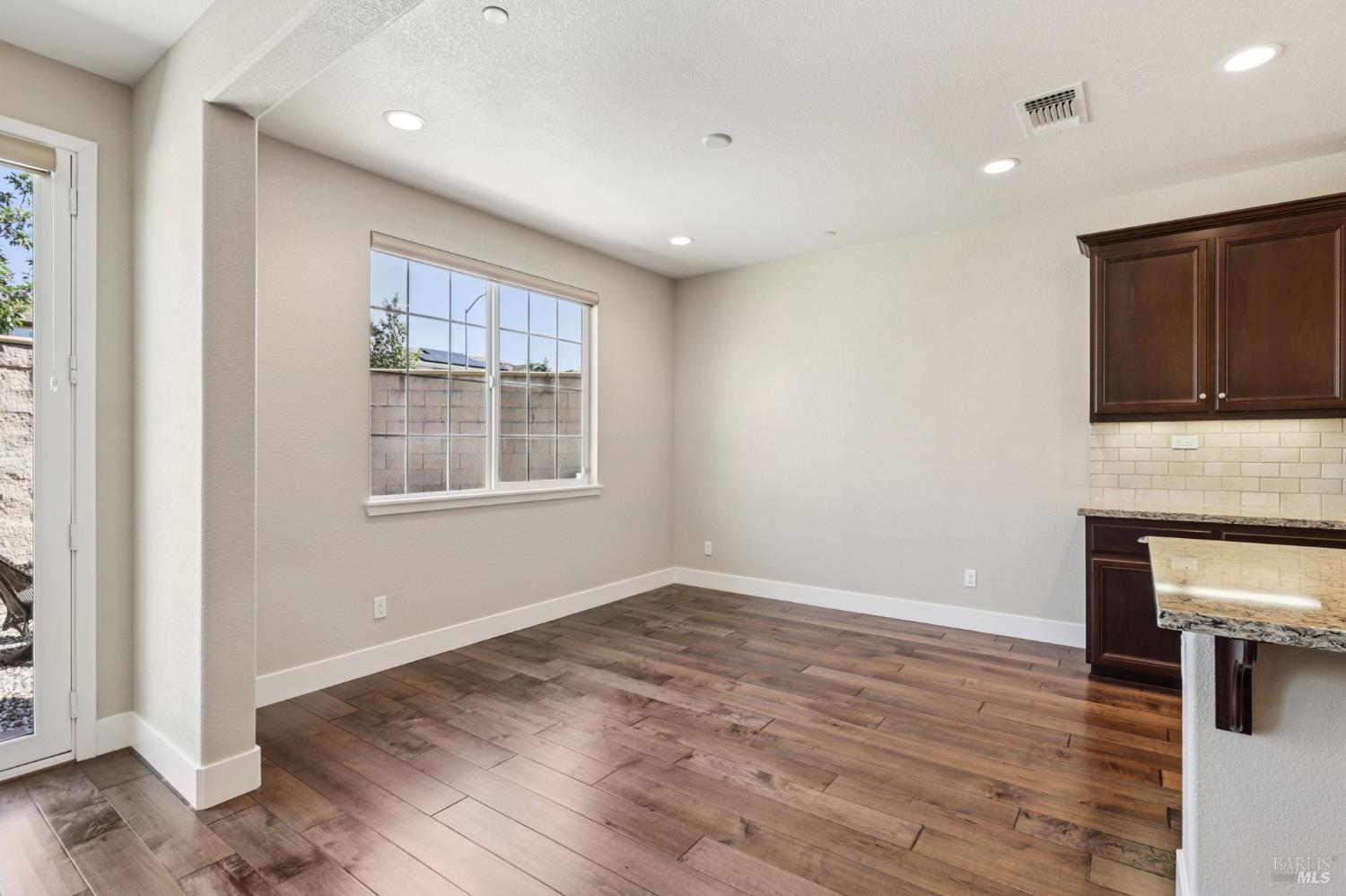 Detail Gallery Image 9 of 33 For 5342 Kelliann Pl, Rohnert Park,  CA 94928 - 4 Beds | 3 Baths