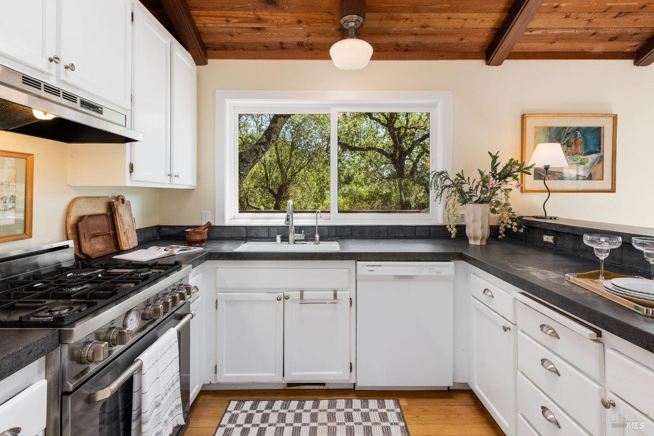 Detail Gallery Image 9 of 33 For 1988 Jameson Rd, Healdsburg,  CA 95448 - 3 Beds | 2 Baths
