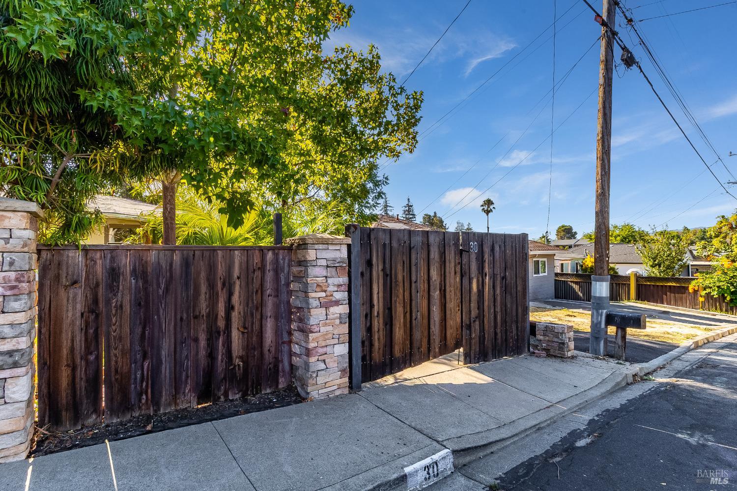 Detail Gallery Image 6 of 63 For 30 Goree Ct, Martinez,  CA 94553 - 3 Beds | 2 Baths
