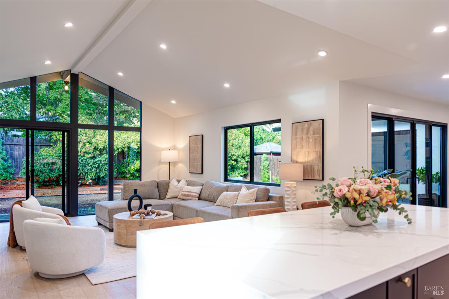 Detail Gallery Image 13 of 41 For 284 Blackstone Dr, San Rafael,  CA 94903 - 4 Beds | 3 Baths