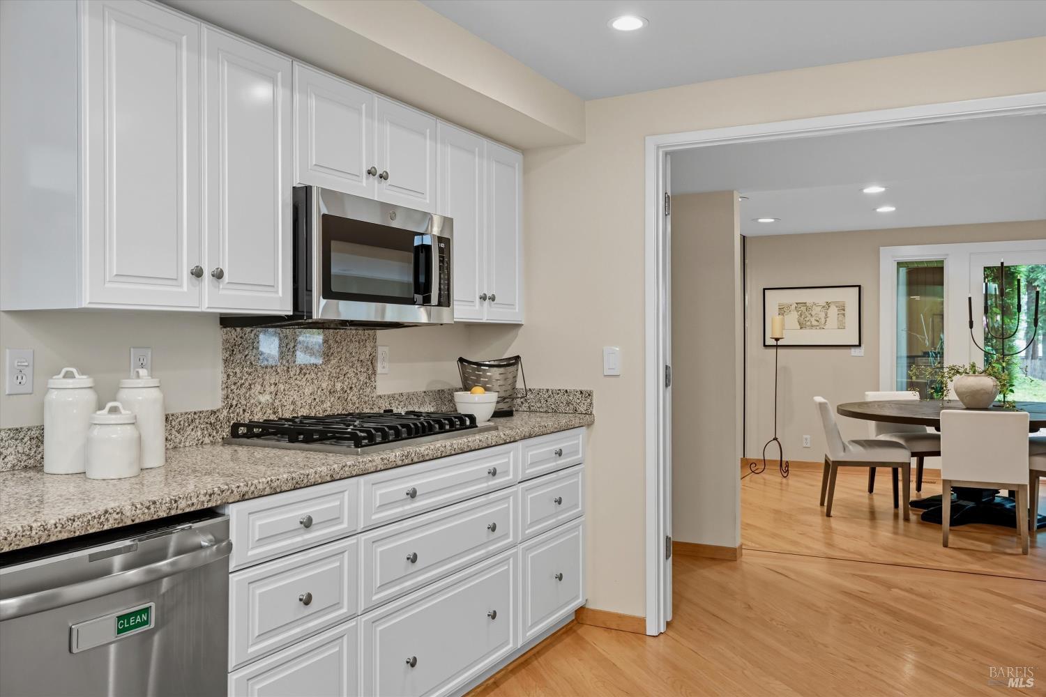 Detail Gallery Image 16 of 54 For 523 Westgate Dr, Napa,  CA 94558 - 3 Beds | 2/1 Baths