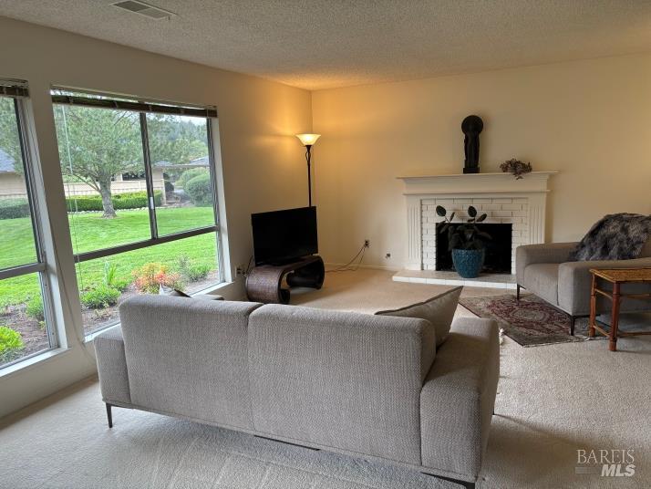 Detail Gallery Image 4 of 11 For 404 Meadowgreen Dr, Santa Rosa,  CA 95409 - 2 Beds | 2 Baths