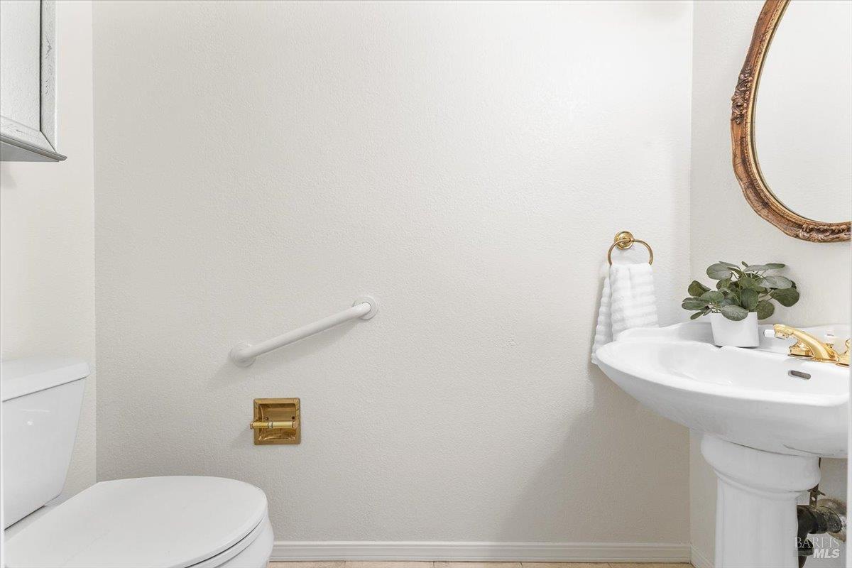 Detail Gallery Image 36 of 60 For 607 Scotland Dr, Santa Rosa,  CA 95409 - 3 Beds | 2/1 Baths