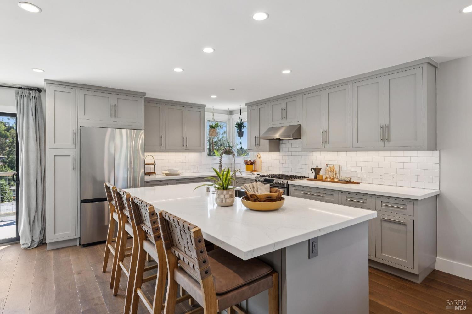 Detail Gallery Image 9 of 91 For 34 Broadview Dr, San Rafael,  CA 94901 - 4 Beds | 4 Baths