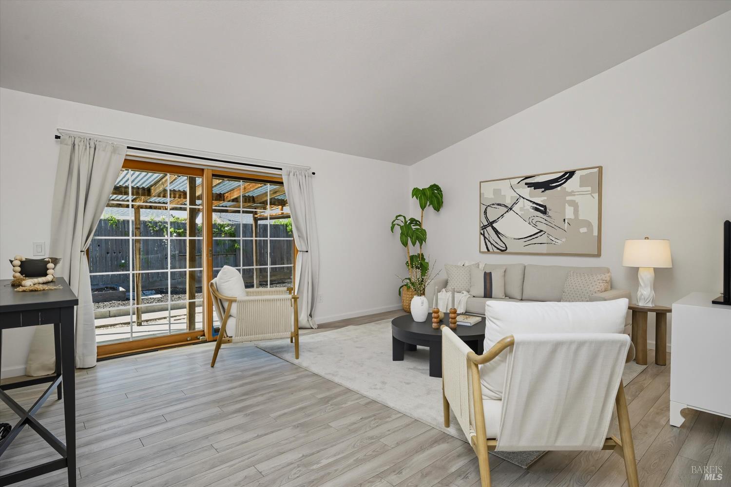 Detail Gallery Image 13 of 32 For 1140 Emily Ave, Rohnert Park,  CA 94928 - 3 Beds | 2 Baths