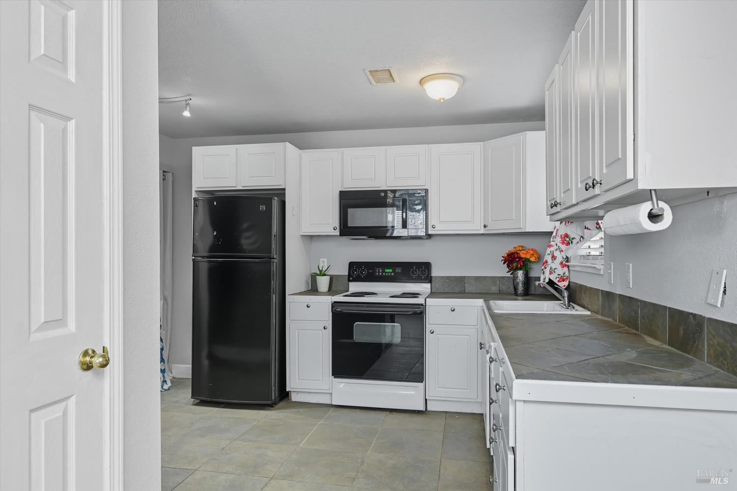 Detail Gallery Image 6 of 26 For 19300 Mountain Mdws, Hidden Valley Lake,  CA 95467 - 4 Beds | 2 Baths