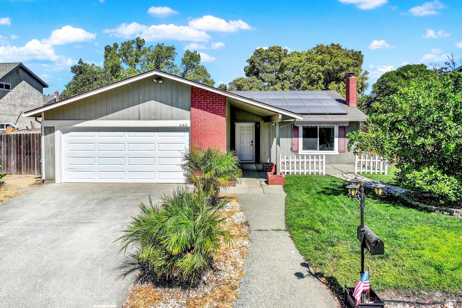 Detail Gallery Image 1 of 56 For 640 Berkshire Dr, Dixon,  CA 95620 - 4 Beds | 2 Baths