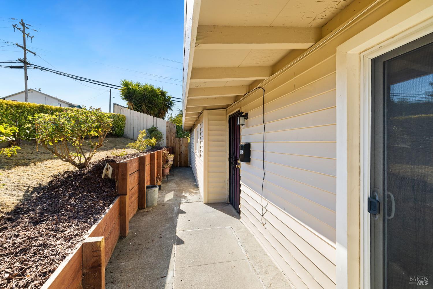 Detail Gallery Image 3 of 42 For 1401 Coronel Ave, Vallejo,  CA 94591 - 3 Beds | 2 Baths