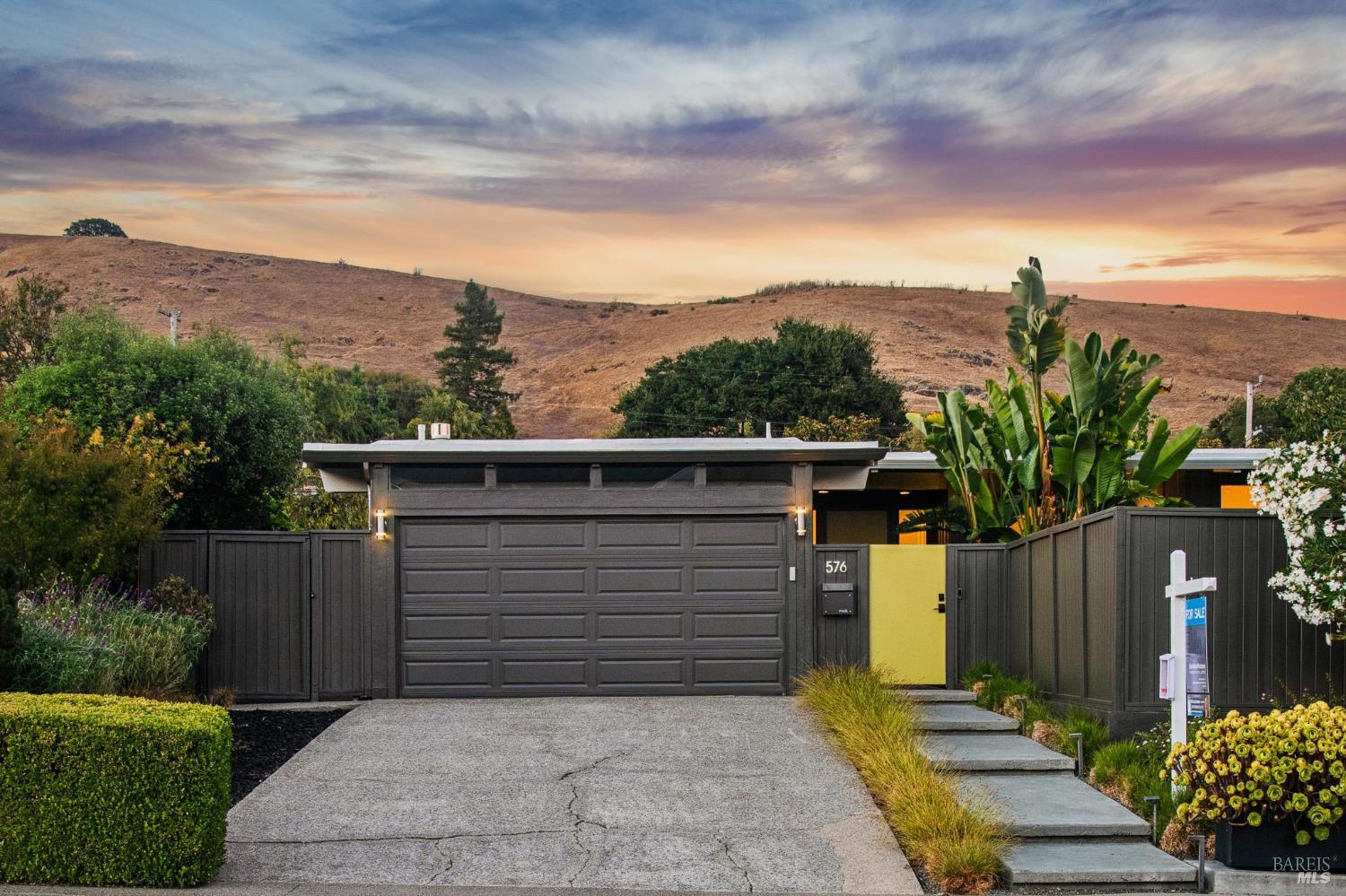 Detail Gallery Image 1 of 48 For 576 Wakerobin Ln, San Rafael,  CA 94903 - 3 Beds | 2 Baths