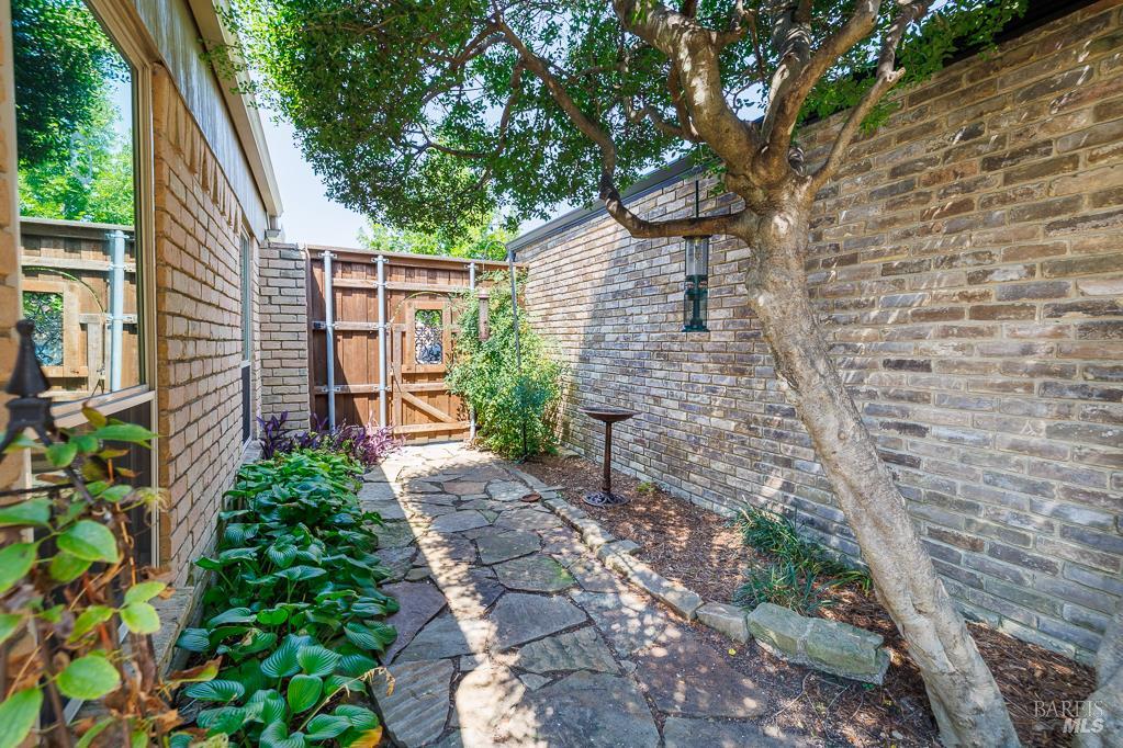 Detail Gallery Image 12 of 37 For 428 Tall Oaks Ln, Other City,  CA 75081 - 2 Beds | 2 Baths