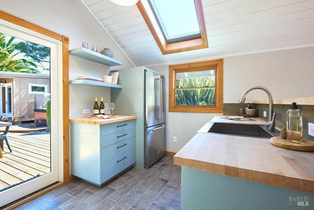 Detail Gallery Image 10 of 56 For 130 Juniper Rd, Bolinas,  CA 94924 - 2 Beds | 1/1 Baths