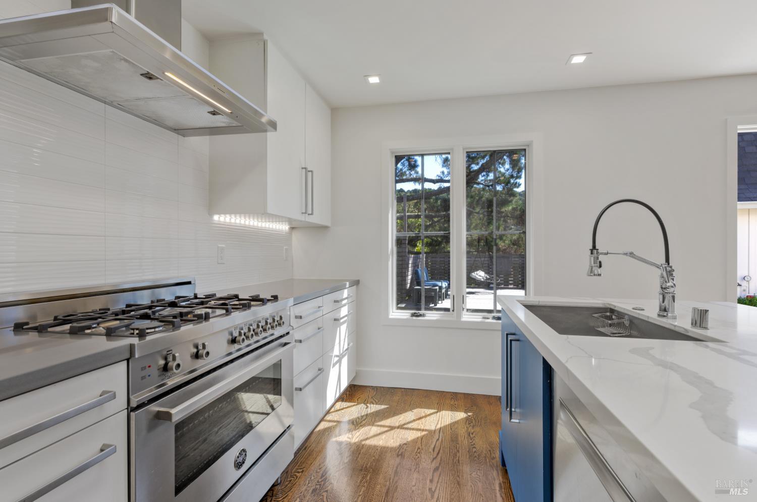 Detail Gallery Image 13 of 39 For 137 Granada Dr, Corte Madera,  CA 94925 - 4 Beds | 4 Baths
