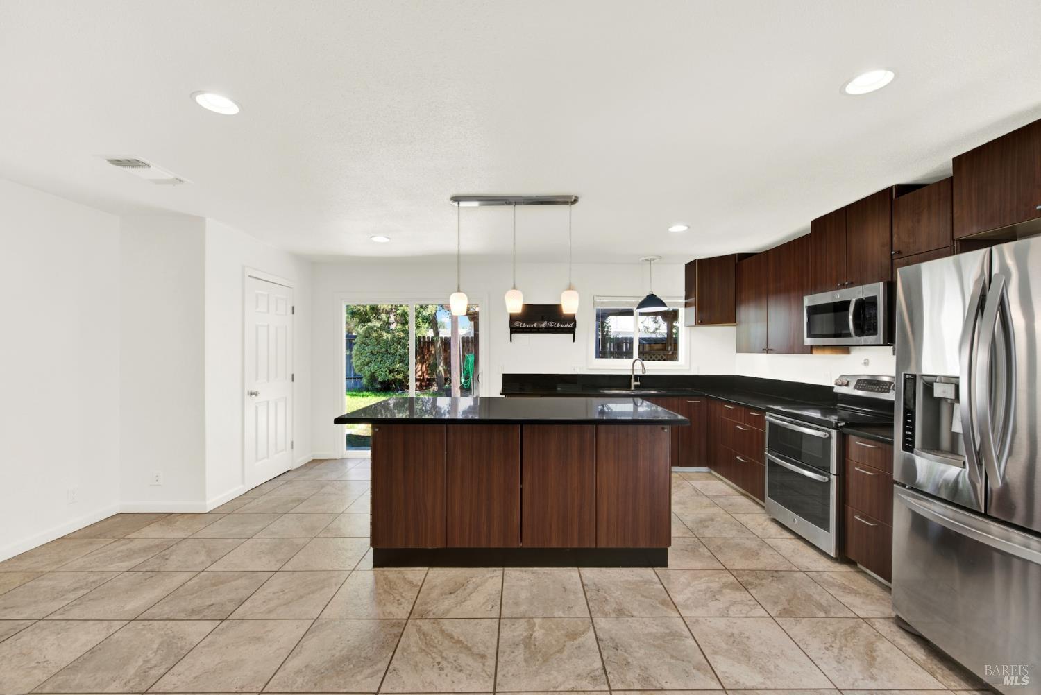 Detail Gallery Image 15 of 56 For 640 Berkshire Dr, Dixon,  CA 95620 - 4 Beds | 2 Baths