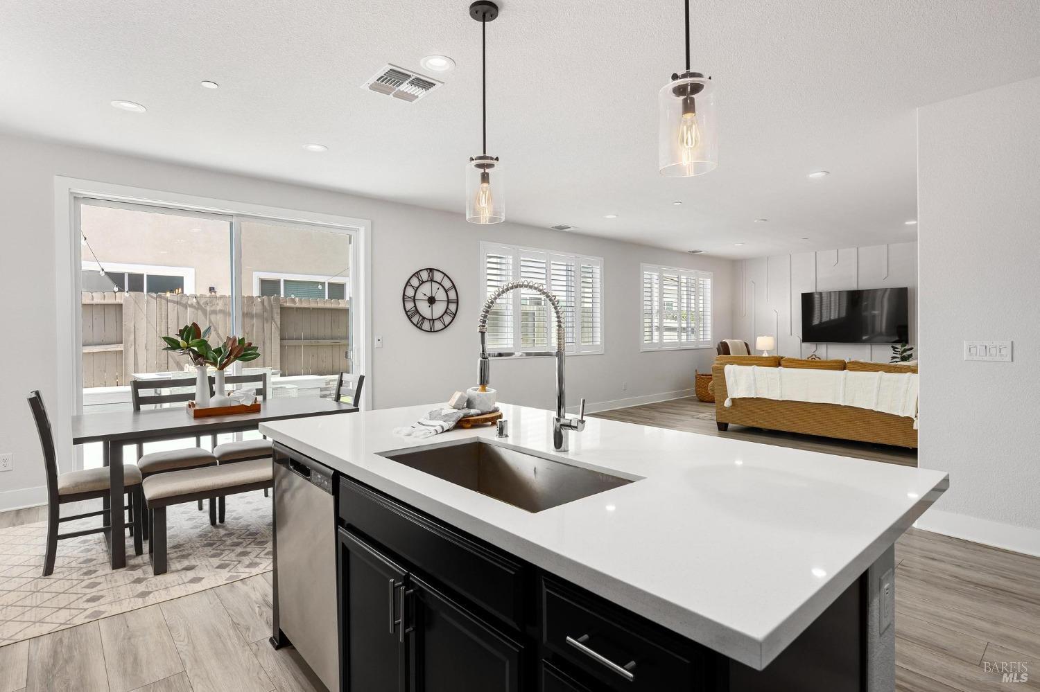 Detail Gallery Image 12 of 49 For 816 Cosmos Dr, Vacaville,  CA 95687 - 3 Beds | 2/1 Baths