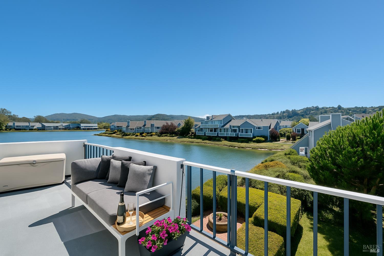 Detail Gallery Image 4 of 35 For 5331 Shelter Bay Ave, Mill Valley,  CA 94941 - 2 Beds | 2 Baths