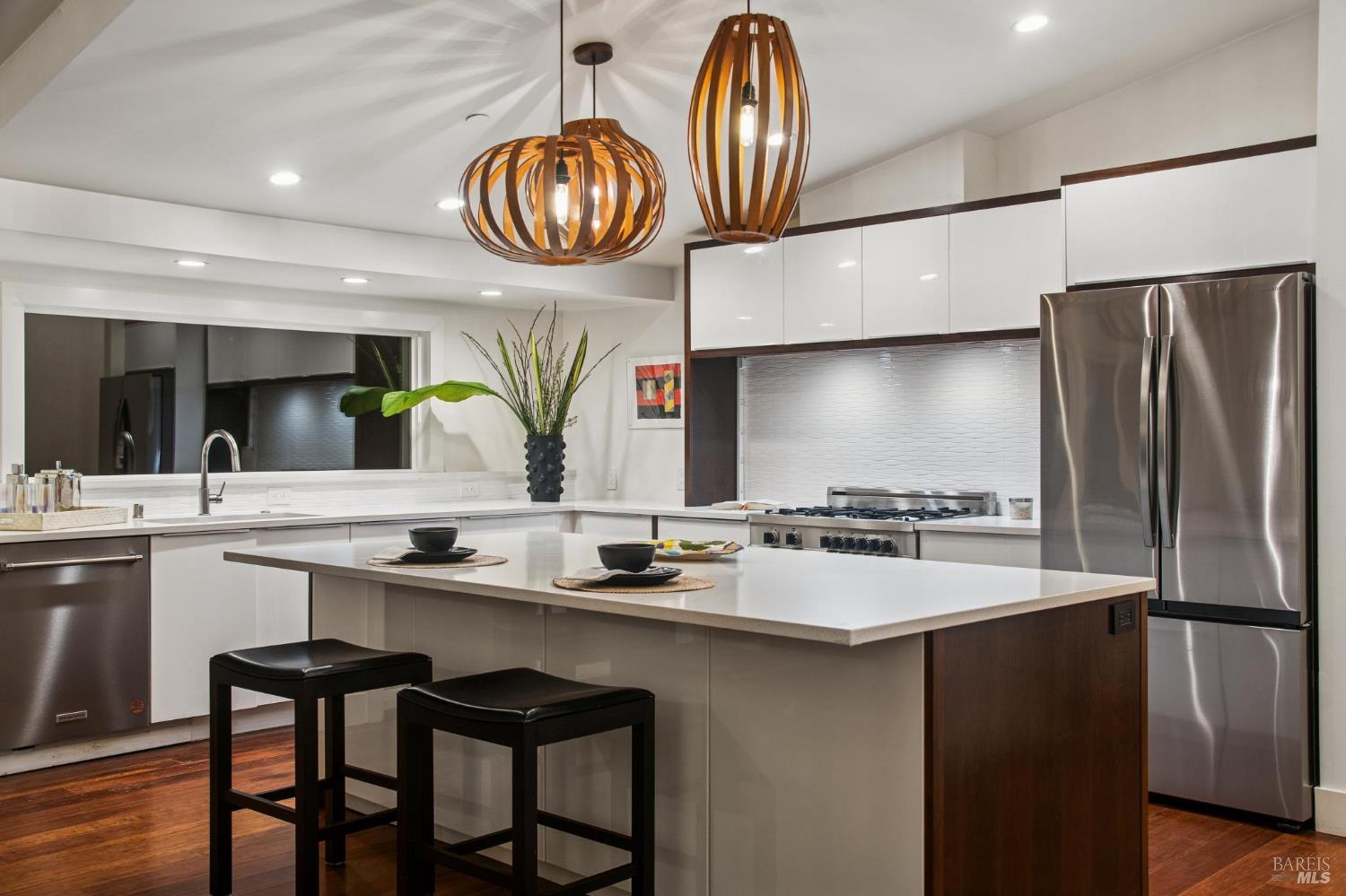 Detail Gallery Image 3 of 48 For 576 Wakerobin Ln, San Rafael,  CA 94903 - 3 Beds | 2 Baths