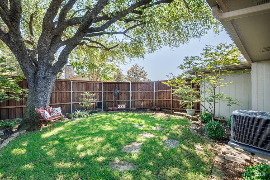 Detail Gallery Image 15 of 37 For 428 Tall Oaks Ln, Other City,  CA 75081 - 2 Beds | 2 Baths
