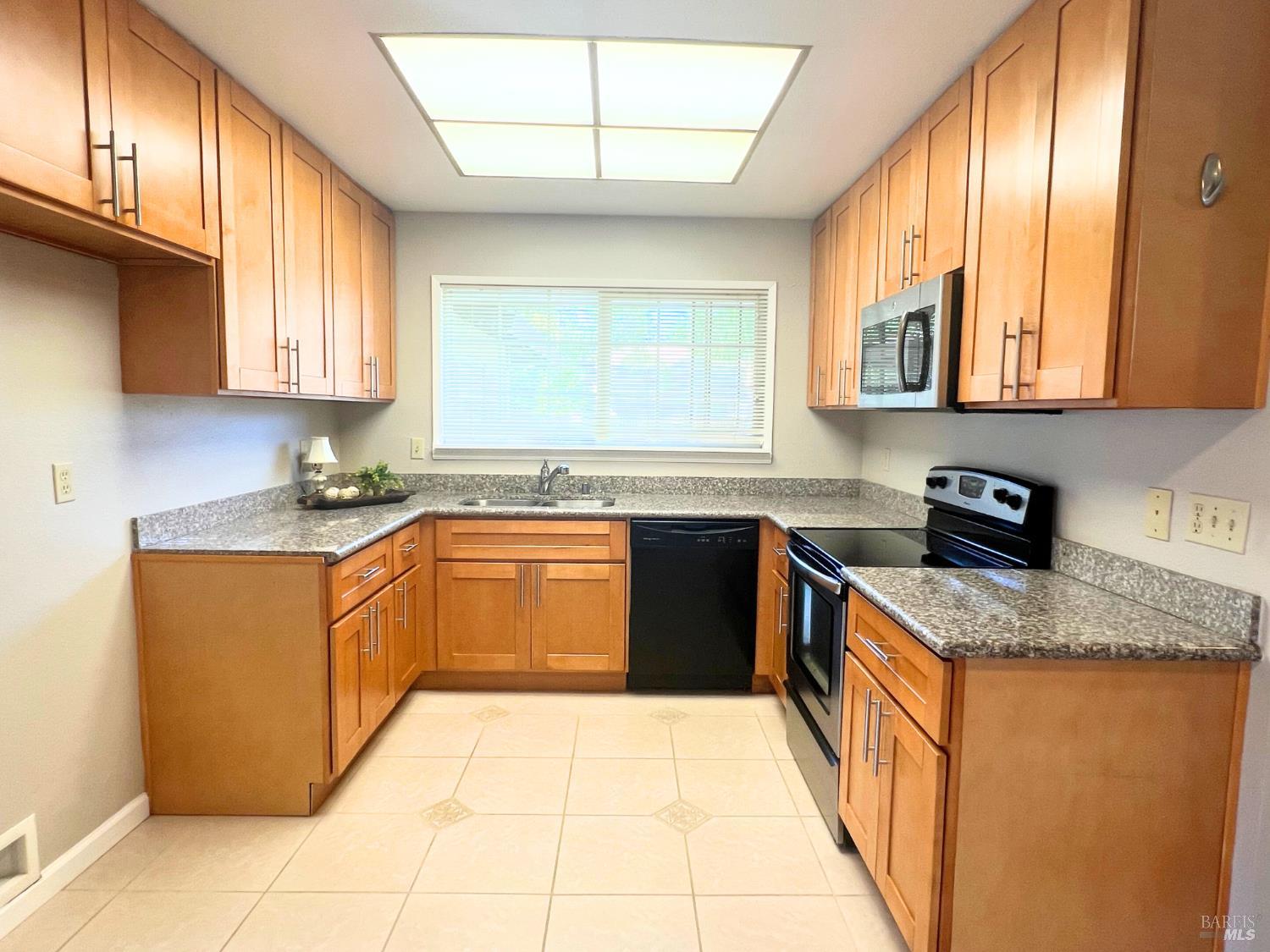 Detail Gallery Image 9 of 37 For 1136 Woodridge Dr, Vacaville,  CA 95687 - 3 Beds | 2 Baths