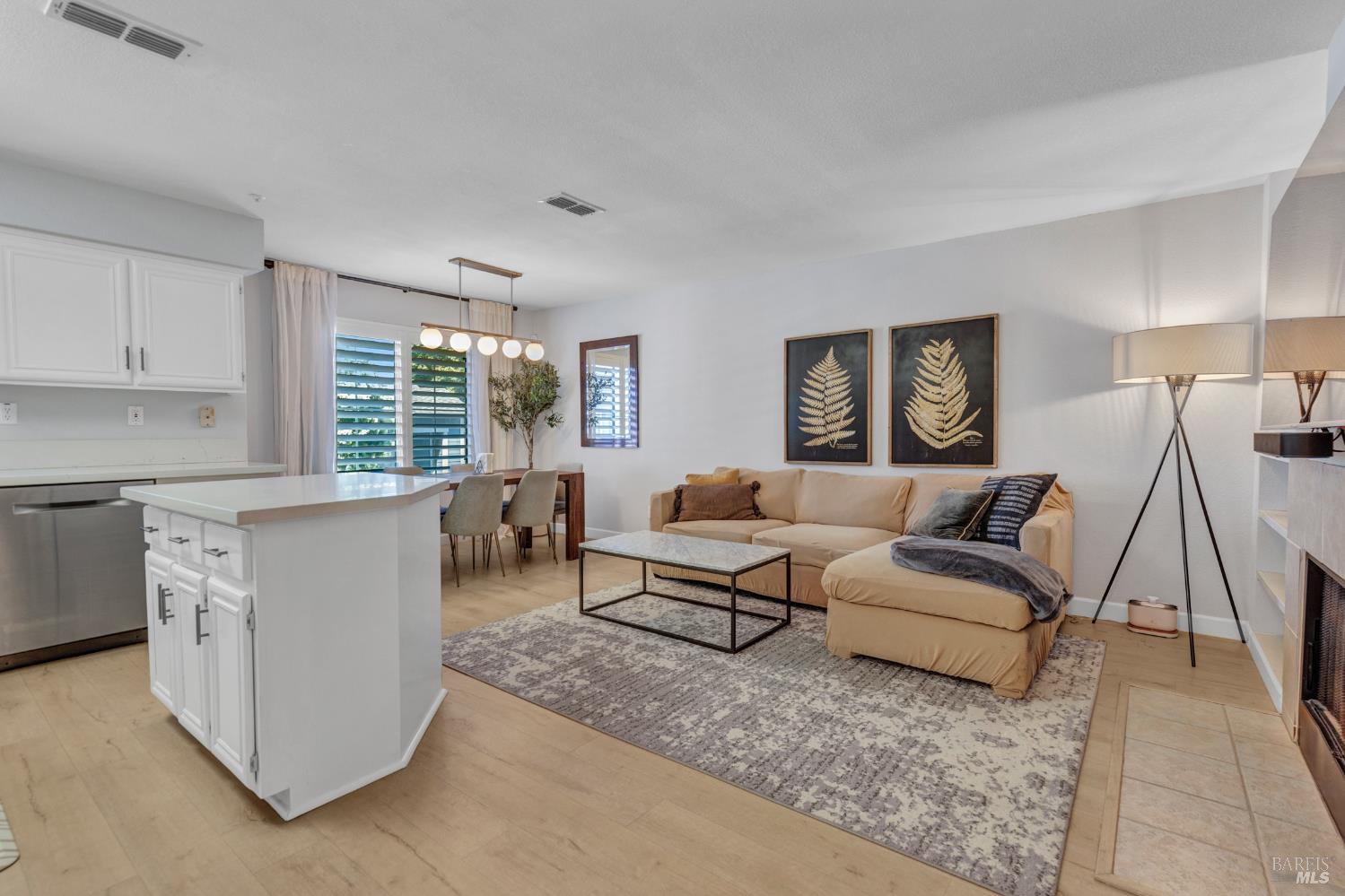Detail Gallery Image 9 of 23 For 485 E 5th St, Benicia,  CA 94510 - 3 Beds | 2/1 Baths