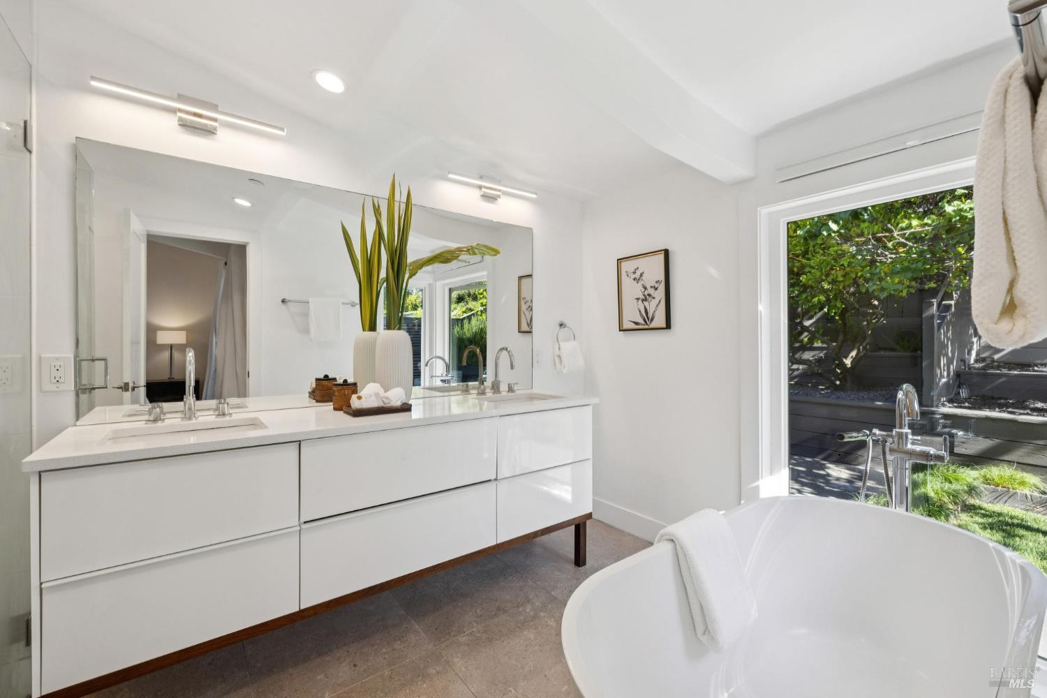 Detail Gallery Image 4 of 48 For 576 Wakerobin Ln, San Rafael,  CA 94903 - 3 Beds | 2 Baths