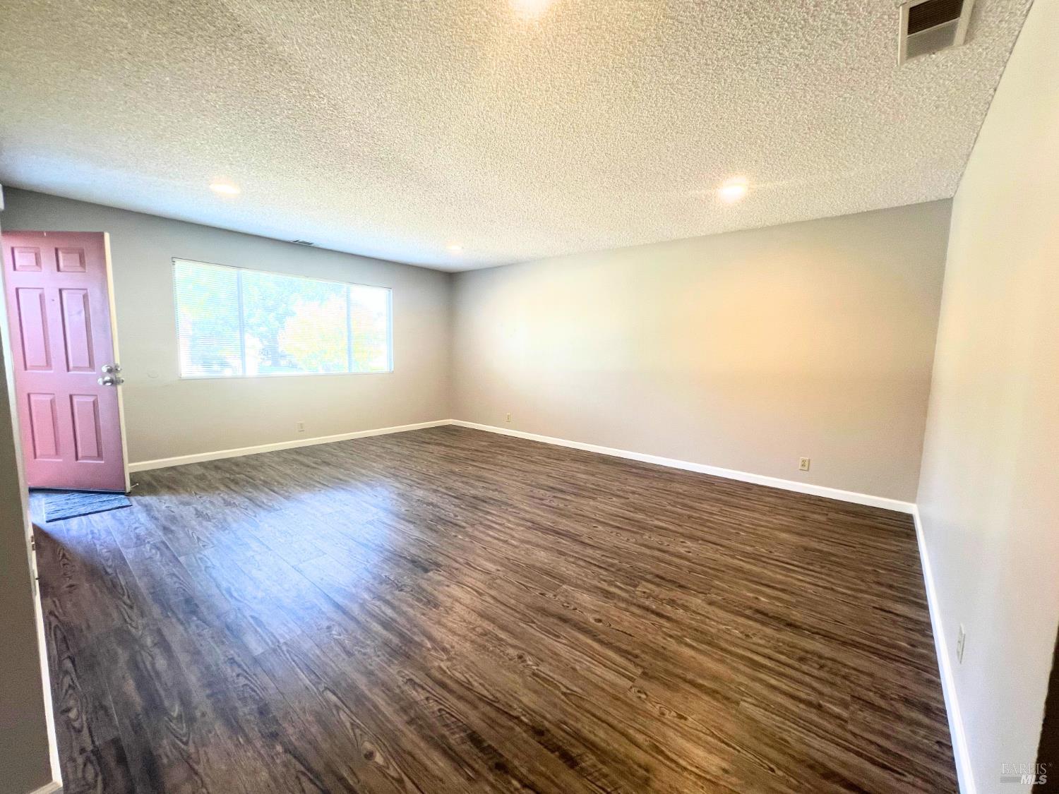 Detail Gallery Image 6 of 37 For 1136 Woodridge Dr, Vacaville,  CA 95687 - 3 Beds | 2 Baths