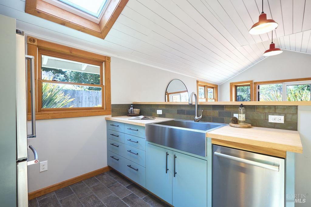 Detail Gallery Image 11 of 56 For 130 Juniper Rd, Bolinas,  CA 94924 - 2 Beds | 1/1 Baths