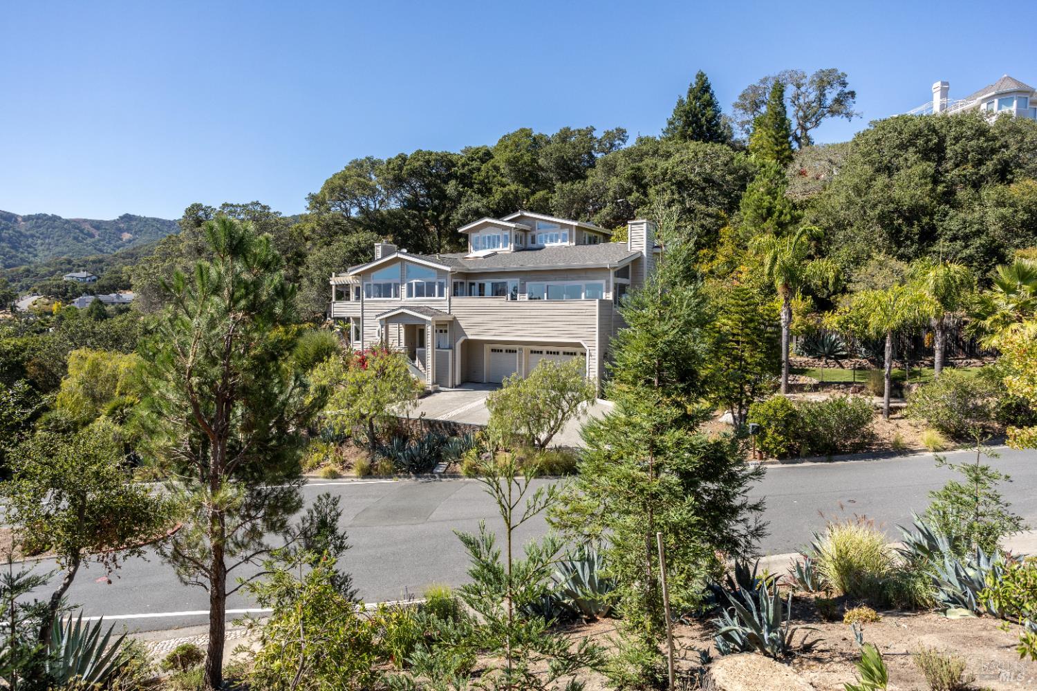 Detail Gallery Image 3 of 62 For 2901 Las Gallinas Ave, San Rafael,  CA 94903 - 4 Beds | 3/1 Baths